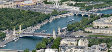 Paris, Fransa 'daki Seine nehri üzerindeki Alexander III ve Concorde köprülerinin hava manzarası.