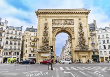Paris, Fransa - 05 Mayıs, 2017: Porte Saint-Denis, 1672 inşa trafik Tasarım Mimar Louis XIV Paris, Fransa'da sırasını Francois Blondel tarafından.