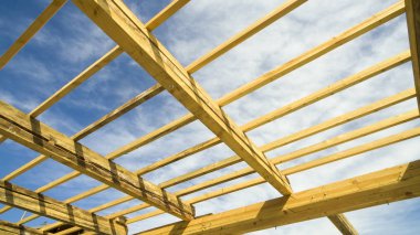 Yapım aşamasında yeni bir ev çerçevenin iç çerçeveleme