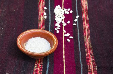 Kil plaka potu pirinç ve fasulye eski geleneksel etno kırmızı halı üzerinde