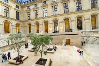 Paris, Fransa - Mayıs, 2017 yaklaşık: louvre Müzesi salonu iç görünümünü heykeller ve ziyaretçi ile doldurulmuş