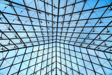 Paris, Fransa - Mayıs, 2017 yaklaşık: piramit içinde yapısı desen Marnixkade ayrıntıları Louvre Müzesi 