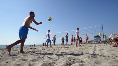 Durres, Arnavutluk - Ağustos, 2017 yaklaşık: aktif insanlar oynamak plaj voleybolu yaz tatili