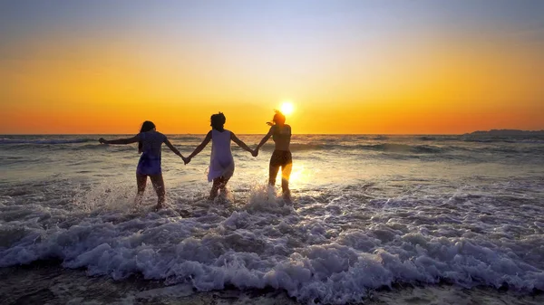 Grupo Meninas Felizes Divertindo Nas Ondas Mar Praia Pôr Sol — Fotografia de Stock