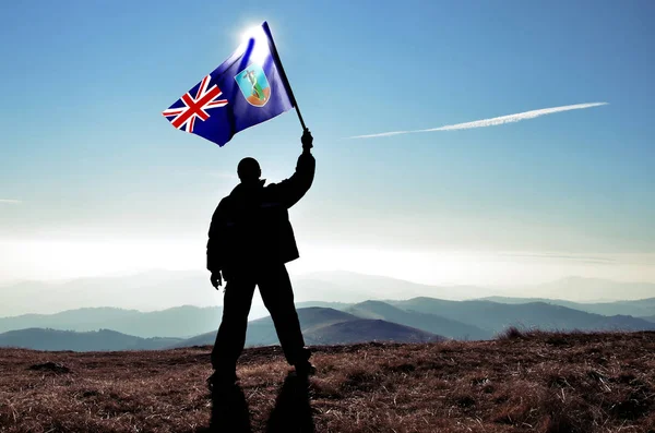 Silhueta Homem Segurando Acenando Bandeira Montserrat Topo Pico Montanha — Fotografia de Stock