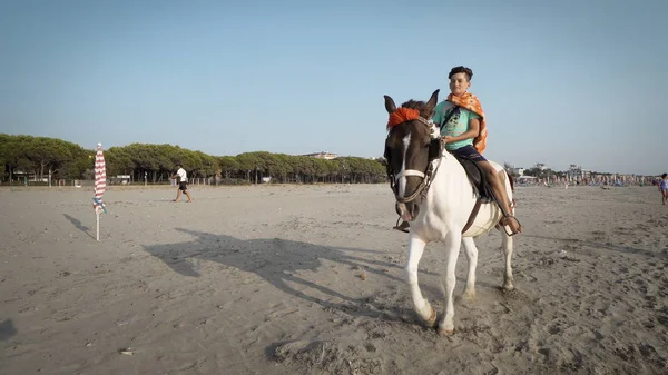 Durres Albania Circa Aug 2017 Niño Montando Caballo Playa Día — Foto de Stock