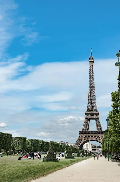 Paris Franciaország Május 2017 Emberek Eiffel Torony Közelében Nappali — Stock Fotó