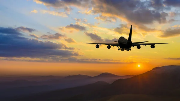 夕日を背景に離陸する航空機 — ストック写真