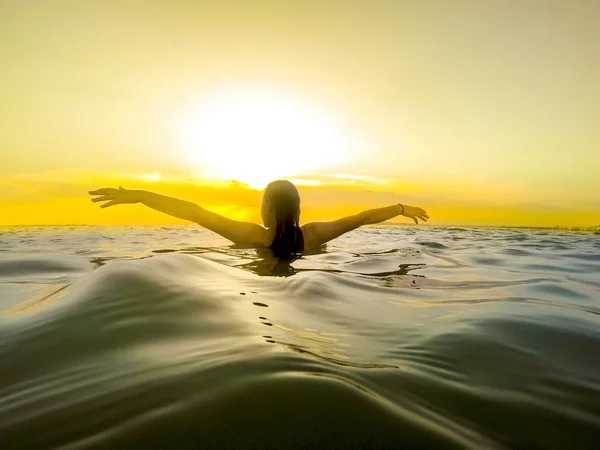 Модельер Женщина Идет Океан Заката Воды Широко Раскрытыми Руками Свобода — стоковое фото