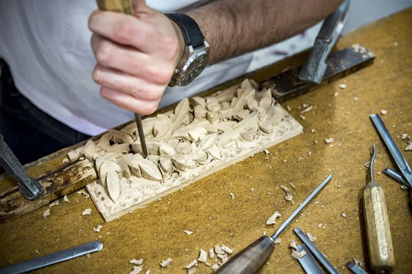 Traditional Craftsman Carving Wood Floral Motifs — Stock Photo, Image