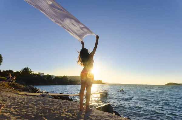 Achteraanzicht Van Vrouw Zee Strand Met Wapperende Sjaal Zonsondergang Achtergrond — Stockfoto