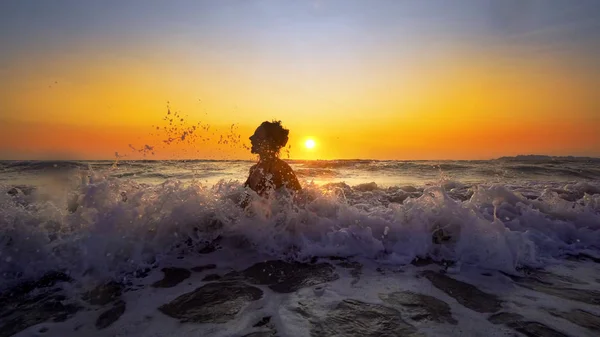 Woman Enjoying Vacation Coastline Sunset Background — Stock Photo, Image