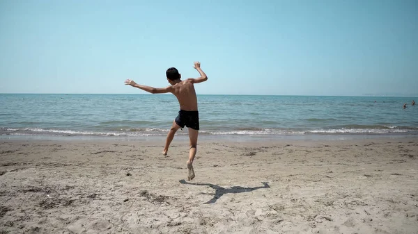 Glücklicher Junge Der Ins Meerwasser Steigt Kameraschwenk Vorne — Stockfoto