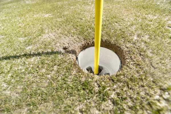 Flagstick Buraco Colocar Verde Campo Golfe — Fotografia de Stock