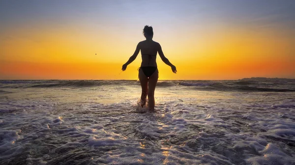 Kobieta Korzystających Wakacje Wybrzeżu Tle Zachodu Słońca — Zdjęcie stockowe