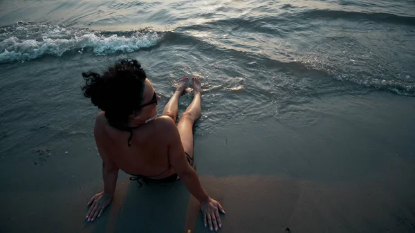 Mujer Bikini Tumbada Playa Arena Disfrutando Vacaciones Verano —  Fotos de Stock
