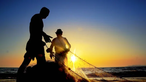 Balık Ağı Günbatımı Arka Plan Üzerinde Ile Balıkçılar Siluetleri — Stok fotoğraf