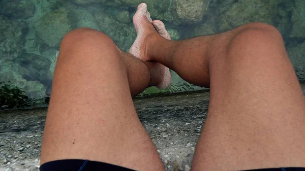 Чоловіки Ноги Пляжним Піском Гойдаються Воді Кінематографічна Pov — стокове фото
