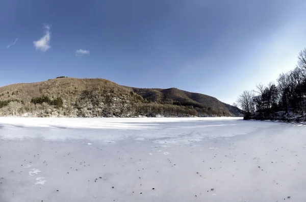 Замерзшее Холодное Озеро Горой Солнечный День — стоковое фото