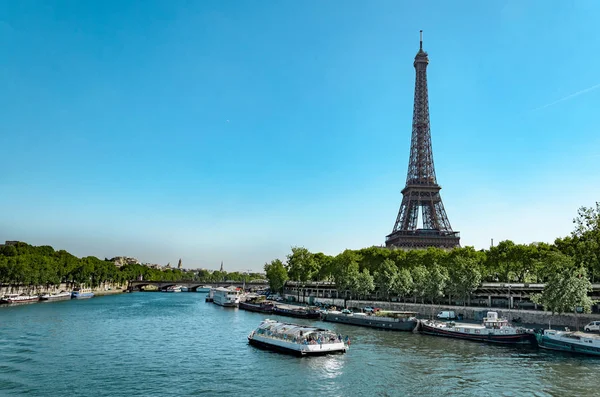 Eiffeltoren Met Boten Zwevend Zonnige Dag Parijs Frankrijk — Stockfoto