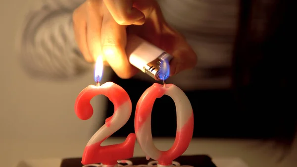 ケーキの上に数20の誕生日のろうそくを点灯し 映画の運命 — ストック写真