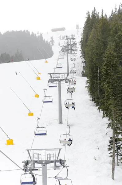 滑雪者在滑雪缆车上 — 图库照片