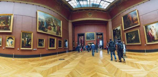 法国巴黎 2017年5月 卢浮宫博物馆画廊全景与游客 卢浮宫博物馆的艺术品 — 图库照片
