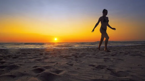 Mulher Desfrutando Férias Costa Pôr Sol Fundo — Fotografia de Stock