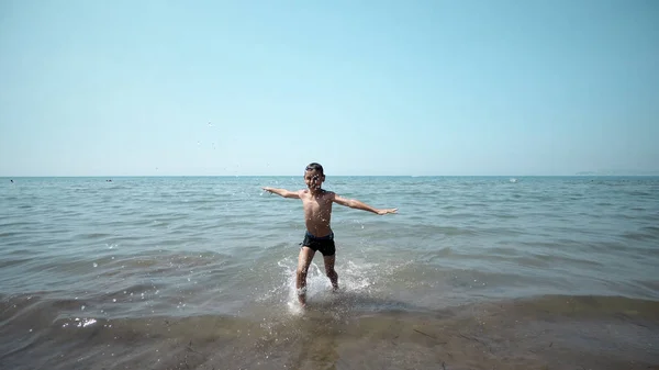 Glücklicher Junge Der Aus Dem Meerwasser Steigt Kameraschwenk Von Vorn — Stockfoto