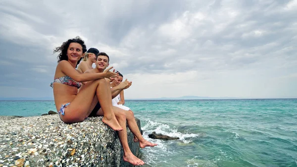 Vidám Fiatal Tizenévesek Óceán Mólón Közelében Nyári Nyaralás Nap Birtoklás — Stock Fotó