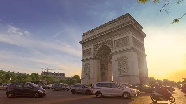 Paris França Maio 2017 Arco Triunfo Tráfego Durante Pôr Sol — Fotografia de Stock