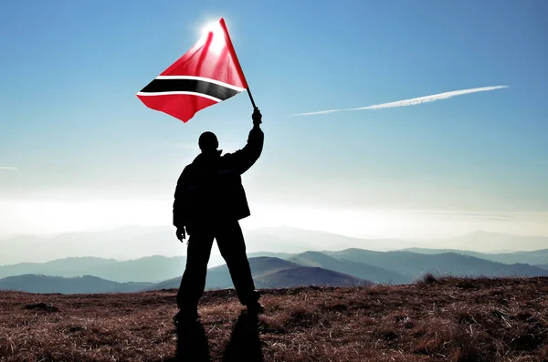 Silhouette Dell Uomo Che Sventola Bandiera Trinidad Tobago Cima Alla — Foto Stock