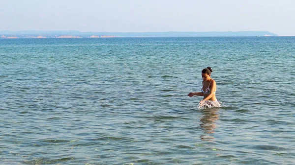 Жінка Підліток Морській Воді Відпочинок Літньому Пляжі — стокове фото