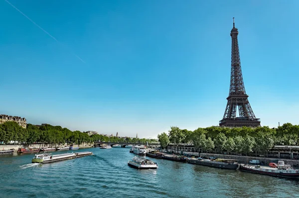 Eiffel Torony Hajók Úszó Napfényes Nap Párizs Franciaország — Stock Fotó