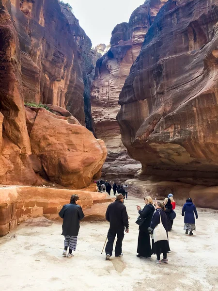 ペトラ ヨルダン 2018 古代都市 Siq 渓谷から財務省のビューで歩く観光客 — ストック写真