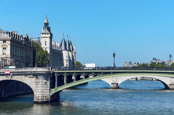 ノートルダム橋 春の晴れた日 フランスのポストカードのセーヌ川に架かるコンシェルジュリー — ストック写真