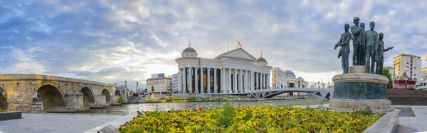 Tagespanorama Von Skopje Mit Archäologischem Museum Steinbrücke Und Statuendenkmal — Stockfoto