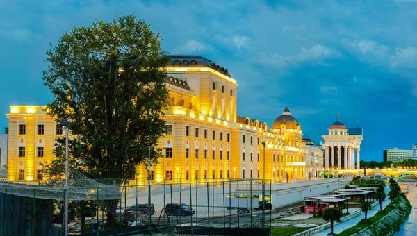Éjszakai Kilátás Megvilágított Nemzeti Színház Skopje Macedónia — Stock Fotó