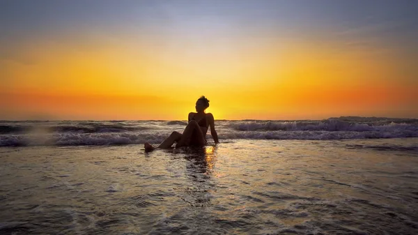 Vrouw Genieten Van Vakantie Aan Kust Zonsondergang Achtergrond — Stockfoto