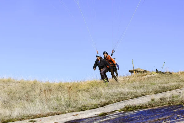プリレプ マケドニア 2017 パラグライダー タンデムして山の崖を脱いで — ストック写真