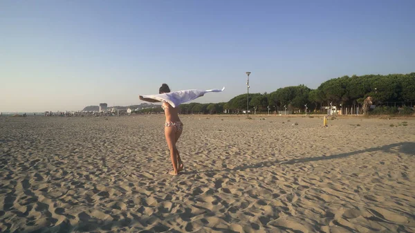 Menina Bonita Praia Correndo Segurando Pedaço Branco Tecido — Fotografia de Stock