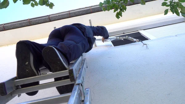 Repairman Works Air Conditioner Outdoor Einheit Filmische Aufnahme — Stockfoto