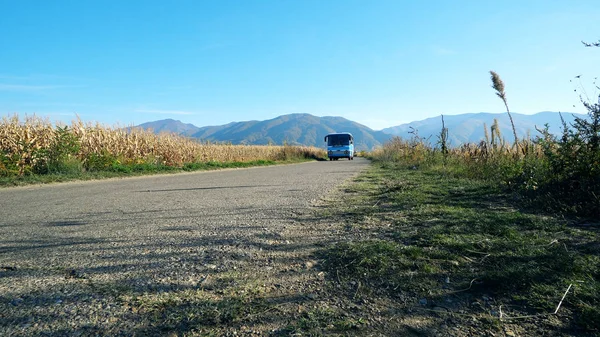 Vintage Van Bus Drive Passando Uma Estrada Rural Rural — Fotografia de Stock