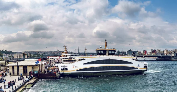 Estambul Turquía Mayo 2018 Embarcaciones Transbordadores Tráfico Puerto Eminonu Cerca —  Fotos de Stock