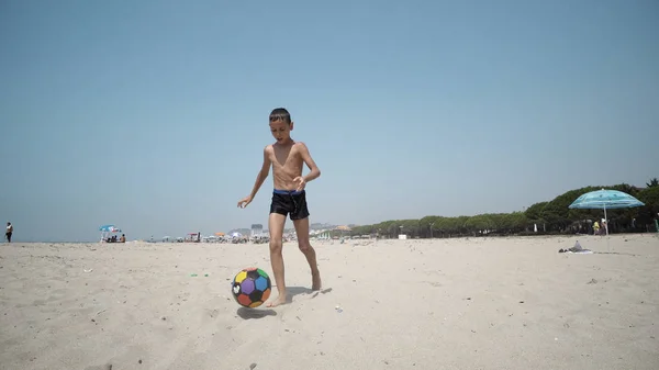Мальчик Играет Футбол Пляже Днем — стоковое фото