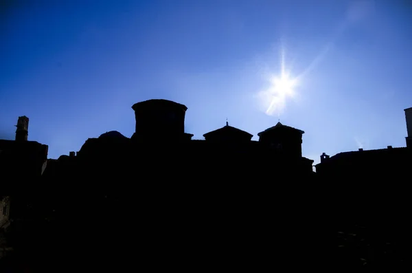 Silhuetten Ortodoxa Kloster Bakgrundsbelyst Sol Blå Himmel — Stockfoto