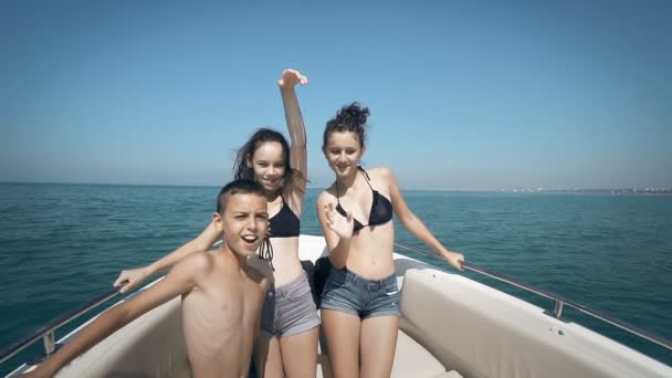 Jeunes Gens Joyeux Amuser Dans Fête Bateau Amis Heureux Profitant — Video
