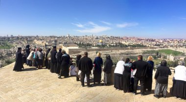 Jerusalem, İsrail - 12 Haziran, 2016: Kudüs'te Scopus Dağı'nda turistlere