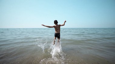 Mutlu çocuk int deniz suyu alma. Açık sinematik steadicam görünümü
