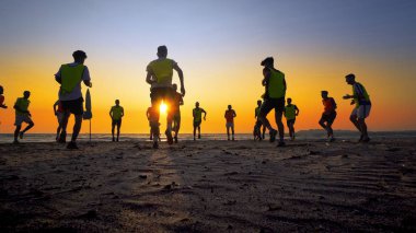 Durres, Albanie - Ağustos, 2017 yaklaşık: Silhouettes futbol takım eğitim günbatımı arka plan üzerinde Beach